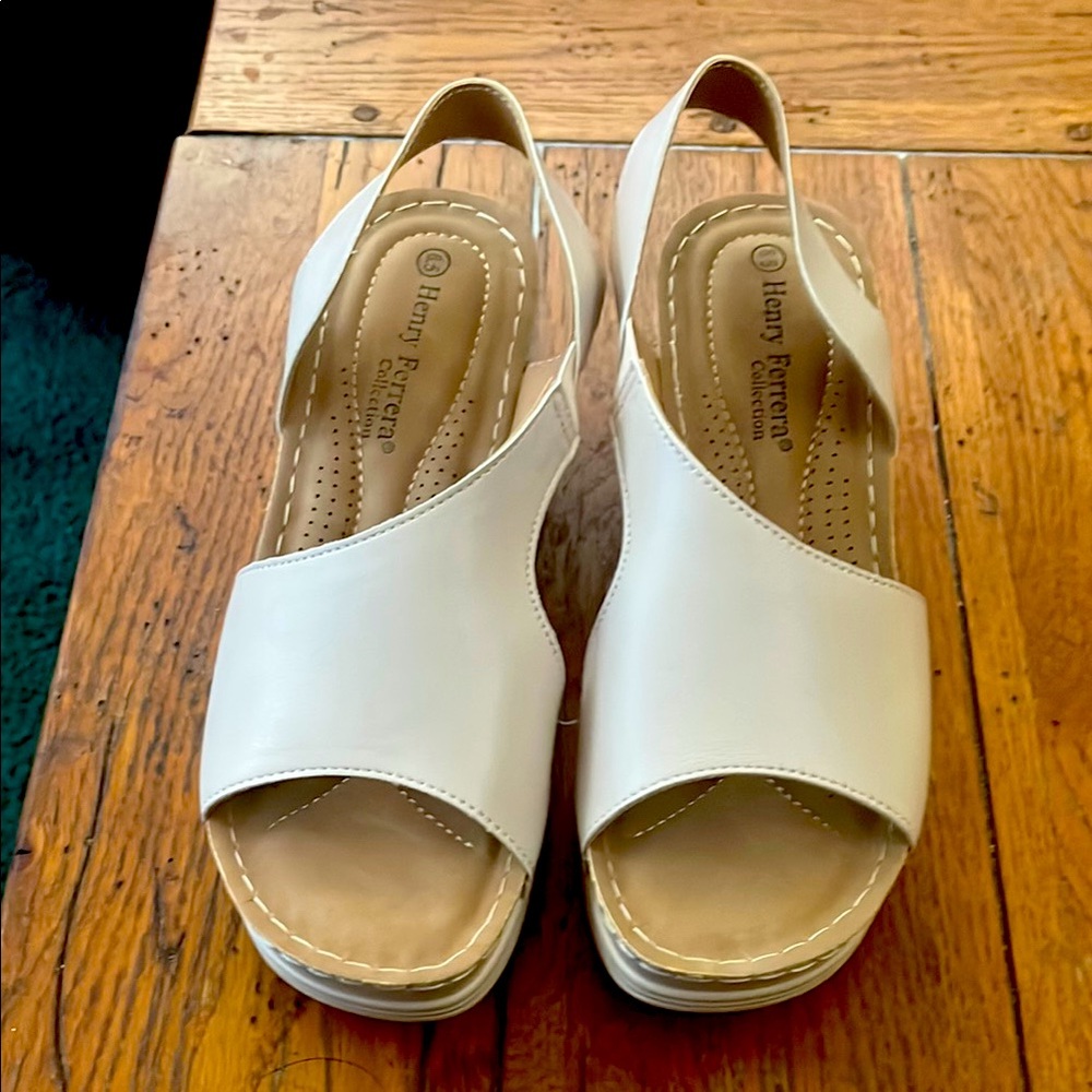 Henry Ferrera Beige/Cream colored sandals